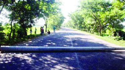 SYLHET: Shibir activists put barricade at Trimukhi point on Sylhet- Sunamganj Road during yesterday's hartal hour.