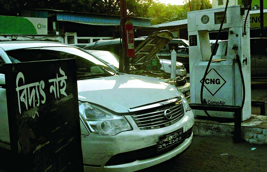Vehicles remained stranded at fuelling stations due to disruption of power failure across the country on Saturday.