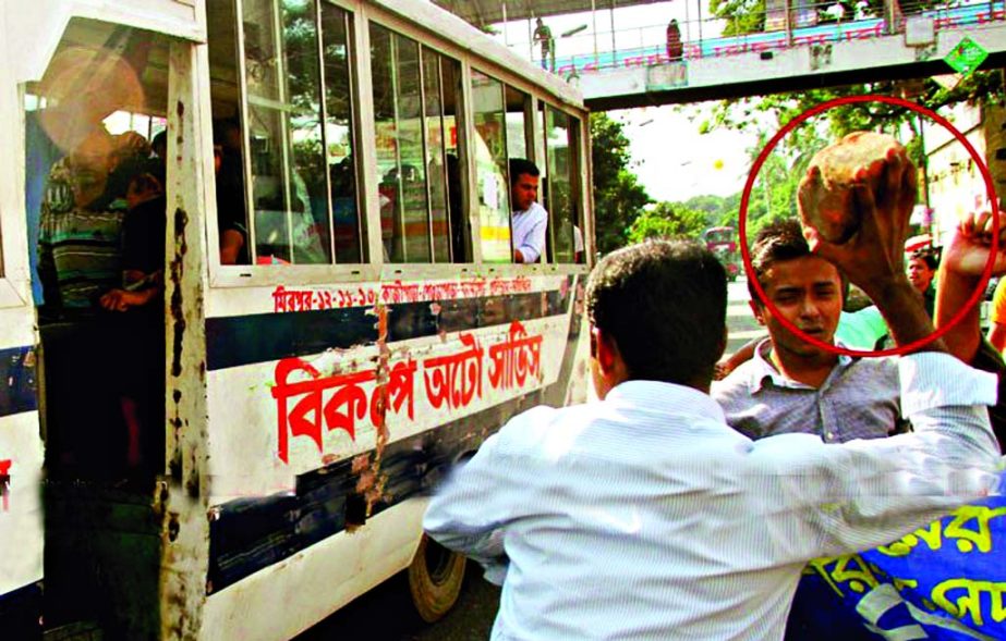 Jamaat-Shibir activists throwing brick to vandalise a bus of Bikalpa Auto Service at Topkhana Road in city soon after the ICT verdict on Mir Quasem Ali on Sunday.