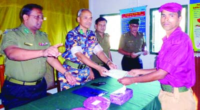 RANGPUR: Divisional Range Director of Ansar -VDP Dulal Chandra Sarker distributing certificates as Chief Guest among the trainee Ansar-VDP members at the concluding ceremony of 21-day basic training course in Rangpur yesterday.