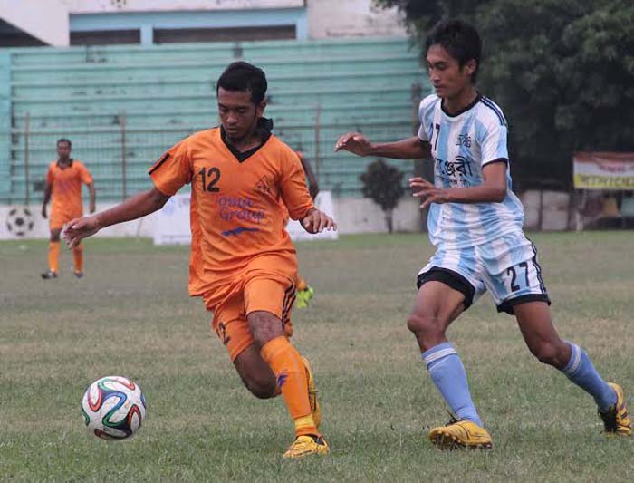 An action from the match of the Bengal Group Senior Division Football League between T&T Club Motijheel and Bashabo Tarun Sangha at the Bangabandhu National Stadium on Wednesday.
