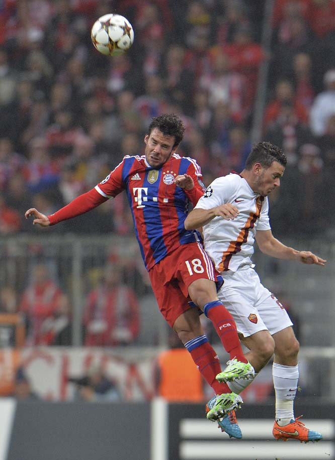 Bayern's Juan Bernat (left) and Roma's Alessandro Florenzi challenge for the ball during the Champions League group E soccer match between Bayern Munich and Roma in Munich, Germany on Wednesday.