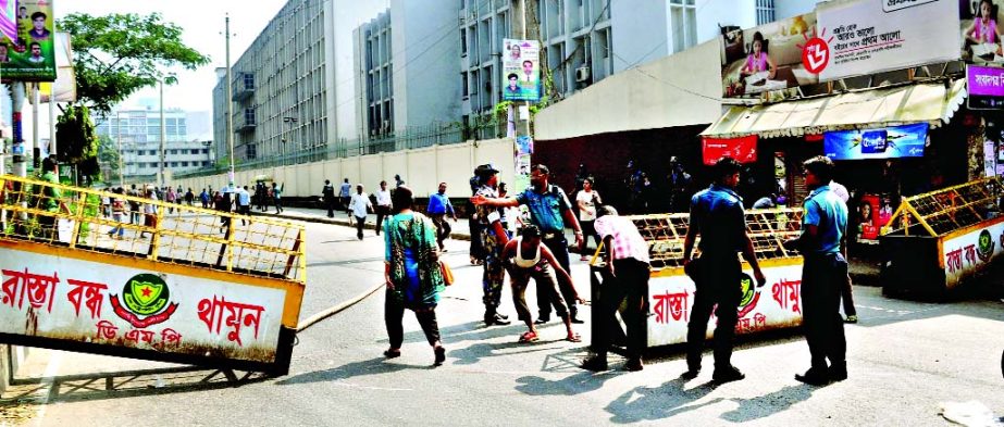 Strict security measures being taken to avert any incident around the Secretariat on the 2nd day of Jamaat-Shibir's hartal. This photo was taken from city's Topkhana Road on Thursday.