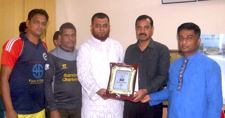 Councilor Moeshed Aktar Chowdhury presenting crest to AZM Nasiruddin, General Secretary, Chittagong District Sports Association for being elected Vice President of Bangladesh Cricket Board at a function at Chittagong yesterday.
