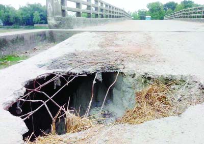 KURIGRAM: A view of the damaged portion of Ichakuri bridge in Roumari Sadar Upazial.