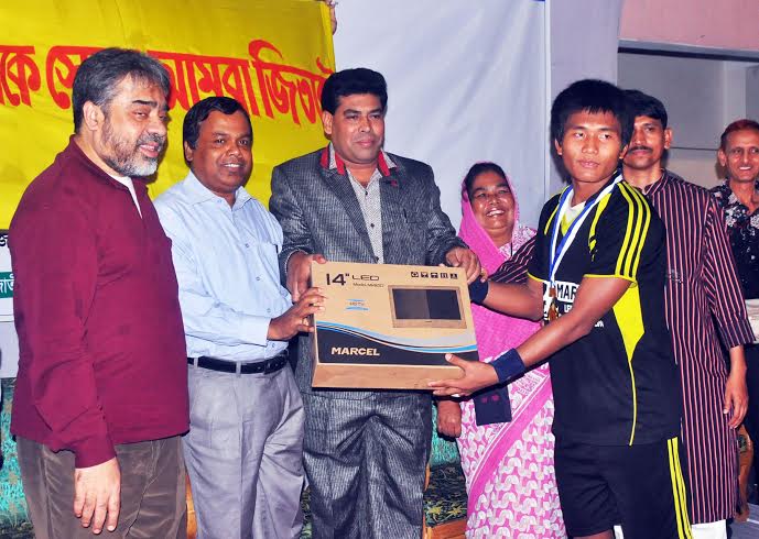 Additional Director of RB Group (Walton) FM Iqbal Bin Anwar Dawn (3rd from left) giving away the â€˜best player awardâ€™ (Marcel LED Television) to Dalium of Quantum Foundation at the Shaheed (Captain) M Mansoor Ali National Handball Stadium on M