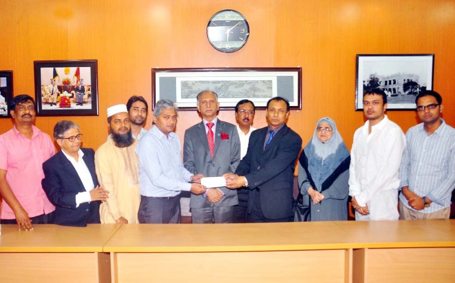 Dr. Anis Malek, son of late Prof. Dr. Umme Salma handing over a cheque for Tk. 5 lakh to DU Treasurer Prof Dr. Md. Kamal Uddin on Monday at the Vice-Chancellor's office to set up 'Dr. Umme Salma Gold Medal Trust Fund' at Urdu Department. DU VC Prof Dr