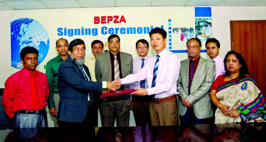 Sayed Nurul Islam, Member (Investment Promotion) of BEPZA and Lu Zhenyu, Managing Director of Hua Xin Industrial Co Ltd ink a deal to setup a Jute & Cotton Textile and Jute based Furniture industry in Mongla EPZ, at BEPZA Complex in the city on Thursday.