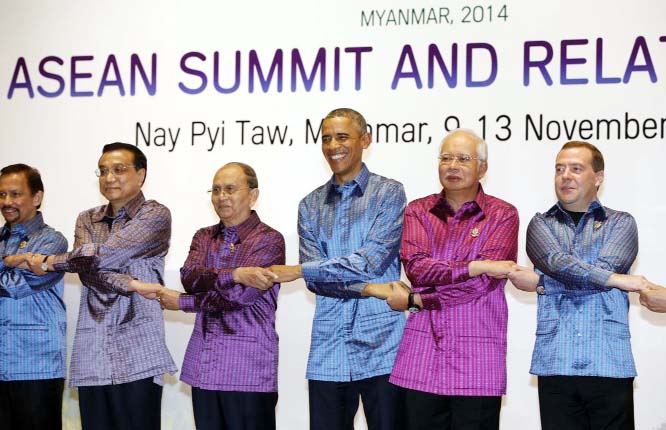 US President Barack Obama Â© stands with (L-R) the Sultan of Brunei Hassanal Bolkiah, Chinese Premier Li Keqiang, Myanmar President Thein Sein, Malaysian Prime Minister Najib Razak and Russian Prime Minister Dmitry Medvedev during a family photo at the