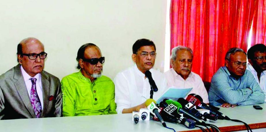 BNP Acting Secretary General Mirza Fakhrul Islam Alamgir speaking at a post-BNP Standing Committee meeting press conference at the party central office in the city's Nayapalton on Friday. BNP Chairperson Begum Khaleda Zia's Adviser Khondkar Mahbub Hossa