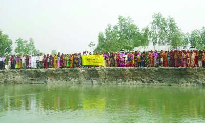 KURIGRAM: Local people of Ulipur upazila formed a human chain by the side of the Teesta River demanding steps for protection of river erosion on Friday.