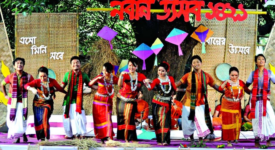 Artistes performing dance programme organised by Jatiya Nabanna Udjapan Parishad at the Dhaka University Charukala premises on Saturday.
