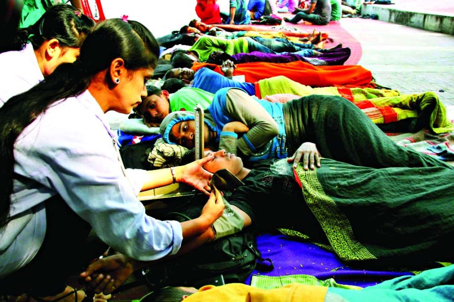 Doctors attending some of the admission seekers who are on hunger strike demanding second chance for tests in public universities including DU at Central Shaheed Minar on Sunday.