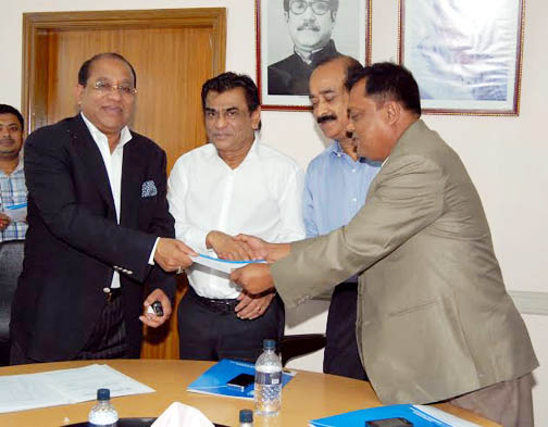President of District Football Association (DFA) Manzoor Kader (left) handing over a cheque to the representative of a DFA at the BFF House on Tuesday. President of Bangladesh Football Federation Kazi Salahuddin was also present on the occasion.