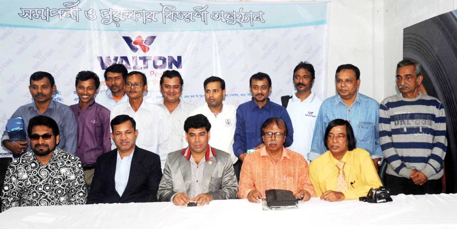 The winners of the Walton Photo Journalists' Sports Festival with the guests and the officials of Bangladesh photo Journalists' Association pose for a photo session at the auditorium of Bangladesh Sports Journalists' Association on Tuesday.
