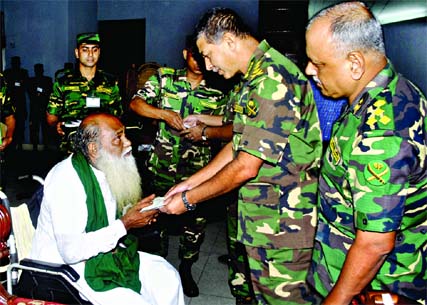 Chief of Army Staff General Iqbal Karim Bhuiyan exchanging views with Rtd FF army personnel and their relatives and distributed gifts among them at Dhaka Cantt's Officers Club marking the Armed Forces Day on Thursday. ISPR photo