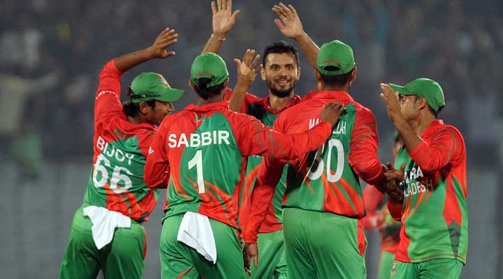 Mashrafe Mortaza is congratulated by team-mates after a wicket , Bangladesh v Zimbabwe, 2nd ODI, Chittagong, November 23, 2014. Photo: BCB