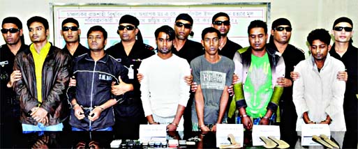 Six suspected killers of RU professor AKM Shafiul Islam along with prime accused Ariful Islam Manik (centre) were arrested by the members of RAB-5 on Sunday.