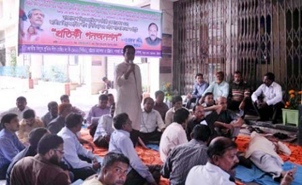 Activists of Jatiya Biddut Sramik League observed four hours hunger strike in PDB Head office at Agrabad in city yesterday morning.