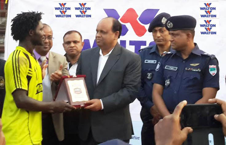 Dudu of Kaliganj receiving Man of the Match award from Additional Commissioner (DMP) Sheikh Mohammad Maruf at the Satkhira district stadium ground on Monday.