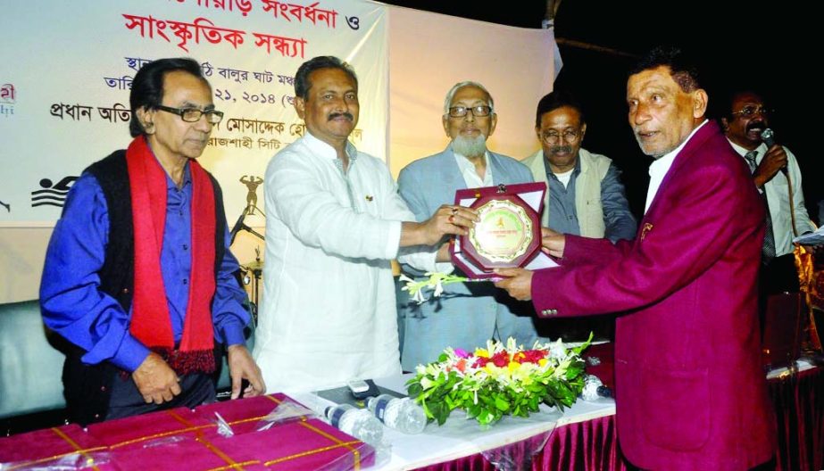 RAJSHAHI: Rajshahi City Corporation Mayor Mosadek Hossain Bulbul distributing crest among the renowned players at a reception ceremony organised by Heritage, a social and cultural organisation recently.