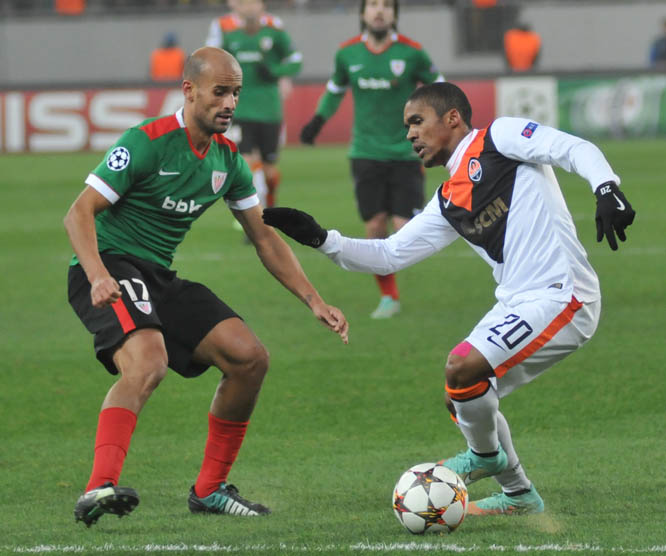 Douglas Costa (right) of FC Shakhtar Donetsk duels for the ball with Mikel Rico of Athletic Bilbao during the Champions League Group H soccer match between Athletic Bilbao and FC Shakhtar Donetsk in Lviv, Western Ukraine on Tuesday.