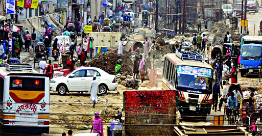 Travelling through Moghbazar and Mouchak areas has become a nightmare for the city dwellers as an 8.25km flyover is being built there without any high level management system in places. The snap was taken from Mouchak area on Thursday: Photo: Sharif Kha