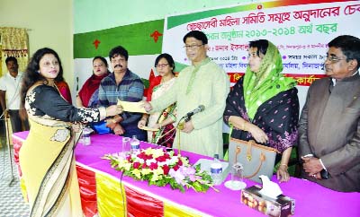 DINAJPUR: Iqbalur Rahim MP, Whip of National Parliament distributing cheques among the members of voluntary mohila samities organised by Dinajpur Women Affairs Directorate in Dinajpur yesterday.