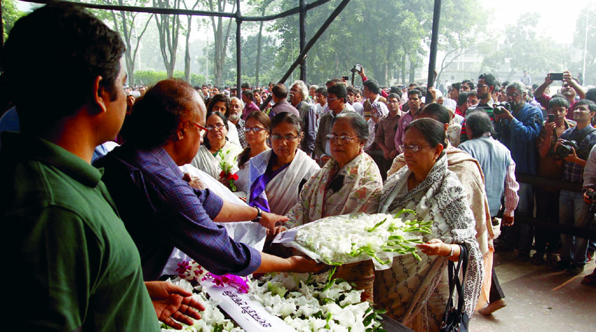 People from all walks of life paying last respect to noted artist Qayyum Chowdhury by placing floral wreaths on his coffin at the Central Shaheed Minar premises in the city on Monday.