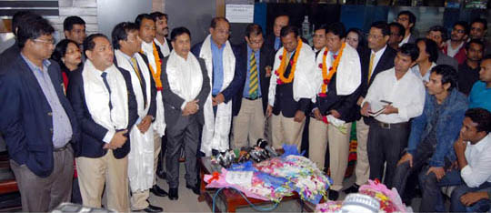 President of Sheikh Jamal Dhanmondi Club Manjur Kader receives the members of Sheikh Jamal Dhanmondi Club Limited with floral wreaths at the Hazrat Shahjalal International Airport on Wednesday. Sheikh Jamal Dhanmondi Club emerged champions of the King's