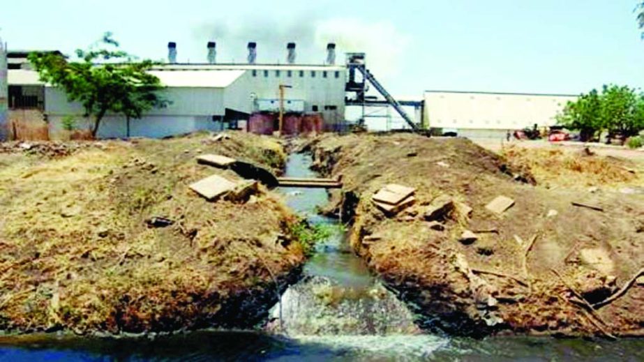 Influential locals continued dumping of chemical waste of factories along Shitalakkhya River despite warnings by the Environment Directorate. This snap was taken on Thursday.