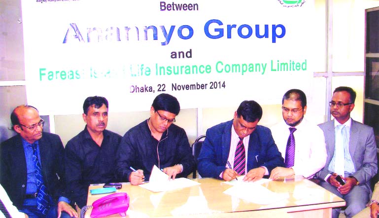Md Hemayet Ullah, Managing Director of Fareast Islami Life Insurance Co Ltd and Mahfuz Ali Kaderi, Chairman of Anannyo Group sign a deal for group life insurance and health insurance at TK Bhaban in the city recently.