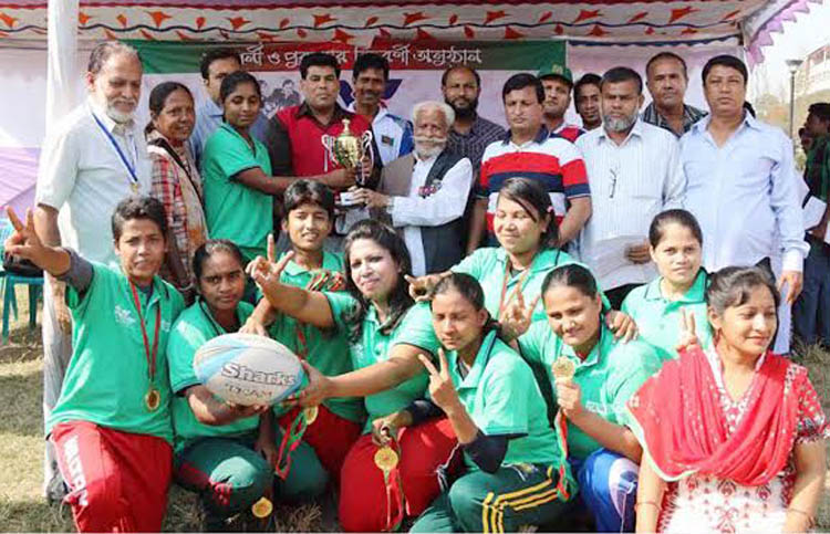 Members of Flame Rugby Club, the champions of the Walton Home Appliance Victory Day Rugby (Women's Division) Tournament and the guests and the officials of Bangladesh Rugby Federation at the Paltan Maidan on Saturday.
