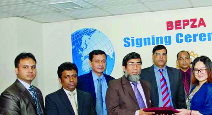 Sayed Nurul Islam, Member (Investment Promotion) of Bangladesh Export Processing Zones Authority and Zha Kaili, Managing Director of HM Zipper (BD) Co Ltd sign an investment agreement at BEPZA Complex in the city on Monday for setting up a zipper manufact