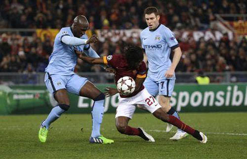AS Roma's Gervinho (C) is challenged by Manchester City's Eliaquim Mangala (L) during their Champions League Group E soccer match at the Olympic Stadium in Rome on Wednesday.