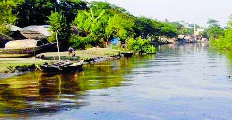 Local fishermen and villagers have begun mopping up oil from a spill caused by the Sundarbans tanker mishap with pots, pans and sacks riding on engine-driven boats on Shela River.