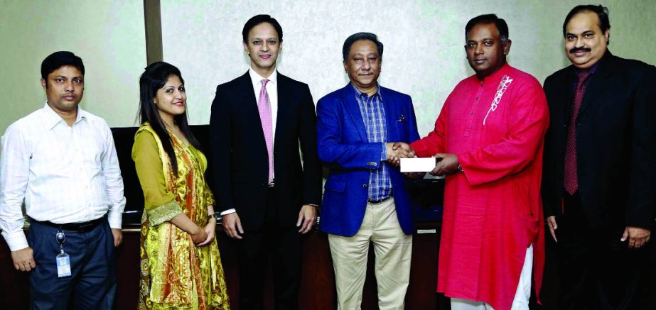 Mahtabuddin Ahmed, Chief Operating Officer of Robi Axiata Limited, handing over iPhone6 to Nazmul Hasan, Managing Director of Beximco Pharmaceuticals as its corporate client recently.