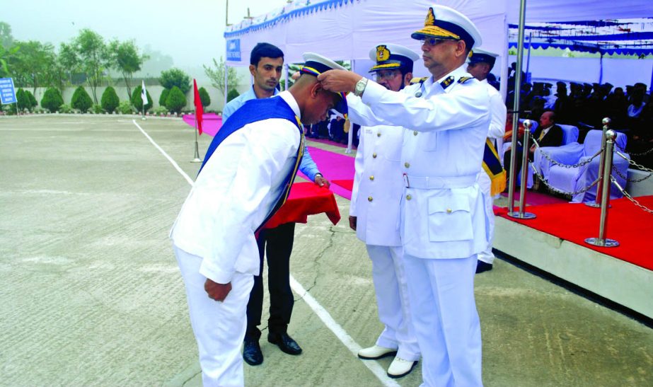 Commodore M Zakiur Rahaman Bhuiyan, psc, BN, handing over gold medal to a passing out ratings cadet.