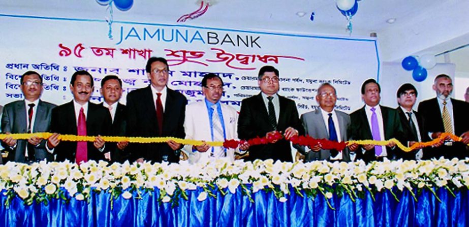 Shaheen Mahmud, Chairman of Jamuna Bank Limited, inaugurating its 95th branch at Gulshan Link Road on Monday. Shafiqul Alam, Managing Director of the bank presided.
