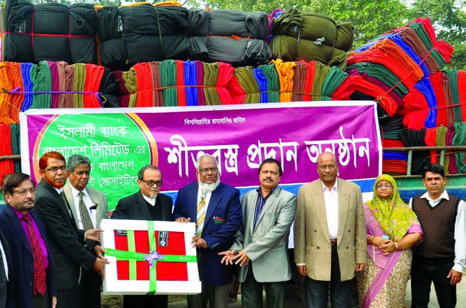 Mustafa Anwar, Vice Chairman of Islami Bank Bangladesh Limited, handing over blankets to Prof Dr MS Akbar, MP, Chairman of Bangladesh Red Crescent Society on Monday at the Society office to distribute among the cold affected poor people.