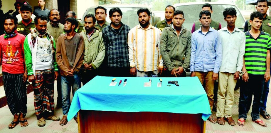 DB police in a drive arrested 10 persons with arms from Rampura and Mugda areas in city on Sunday night.