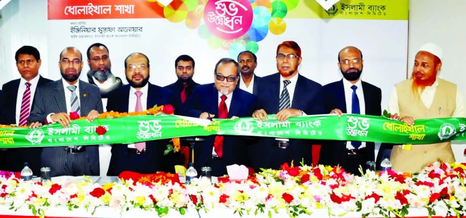 Engr Mustafa Anwar, Acting Chairman of Islami Bank Bangladesh Limited, inaugurating its 293rd branch at Dhulaikhal in the city on Thursday. Mohammad Abdul Mannan, Managing Director, Abdus Sadeque Bhuiyan, head of development wing and Md Obaidul Haque, hea