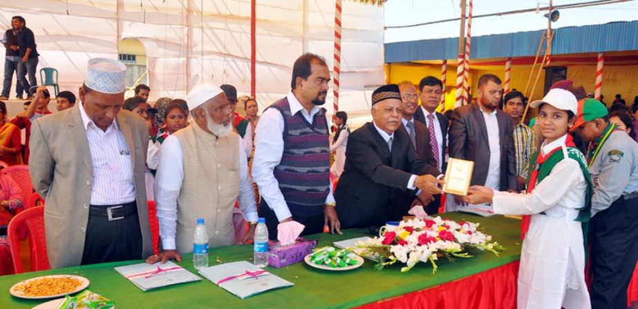 CCC Mayor M. Monzoor Alam distributing prizes among the participants of Victory Day March Past at a function in the yesterday.