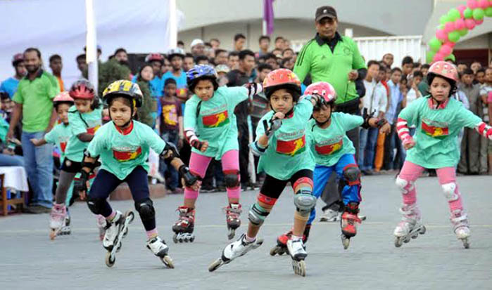 An exciting moment of the Victory Day Roller Skating Competition at the adjoining area of Bangabandhu National Stadium on Friday.
