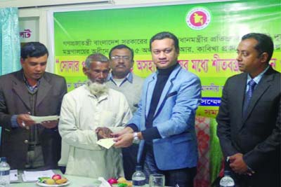 GAFARGAON( Mymensingh): Fahami Golandaz Babel MP distributing cheque to a freedom fighter at a function recently.