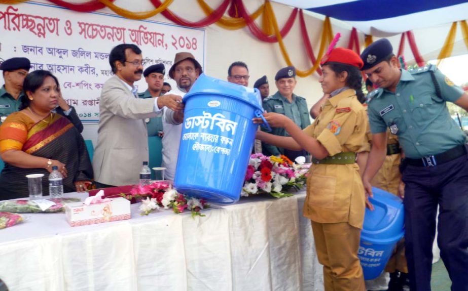 CPM distributing dustbins among the city dwellers at a function in the city yesterday.