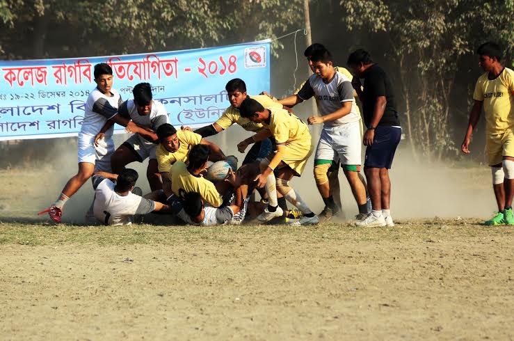 Action from the match of the Quick City College Rugby Competition between Saint Joseph College and Dhaka Commerce College at the Paltan Maidan on Saturday.