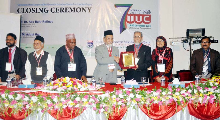 Pro-VC of IIUC Prof Dr Abu Baker Rafique presenting crest to prominent banker M Azizul Haq at the closing ceremeony of Intrnational Conference of IIUC in the city yesterday.