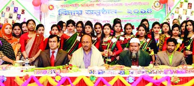 RAJSHAHI: Students of 6th batch of Rajshahi Women Polytechnic Institute poses at the farewell ceremony on Thursday.