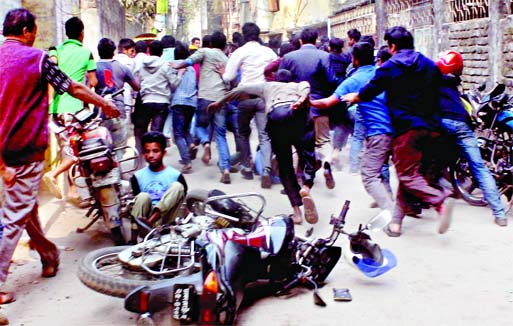 Rival groups of Lalbag Thana unit leaders, workers locked in clashes in front of BNP Central Office at Naya Paltan on Monday following altercations over formation of working committee. Some cops were also injured while trying to quell the violence.